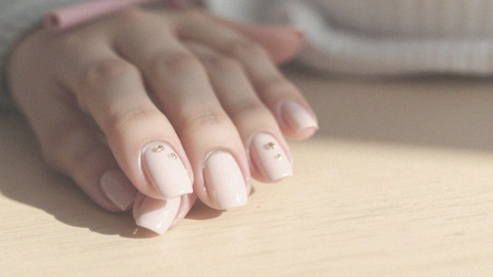 Jakie ozdoby można przykleić na paznokcie?