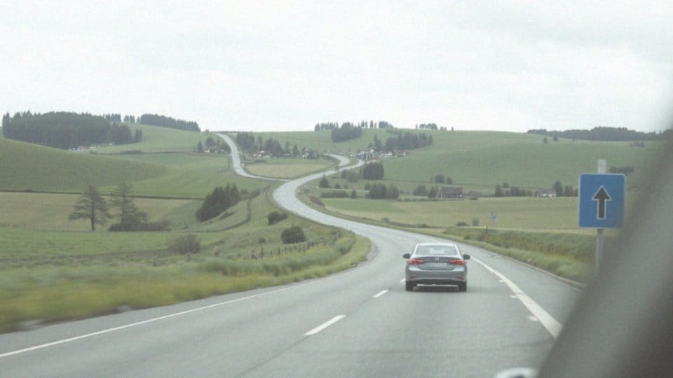 Jakie są popularne trasy samochodowe z Holandii do Polski?