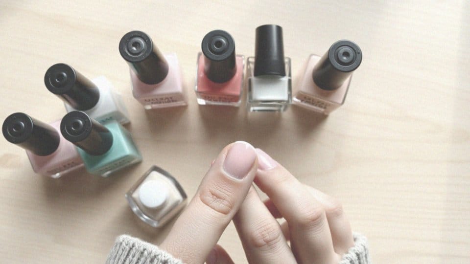 Proste wzory na paznokcie krok po kroku – poradnik zdobienia