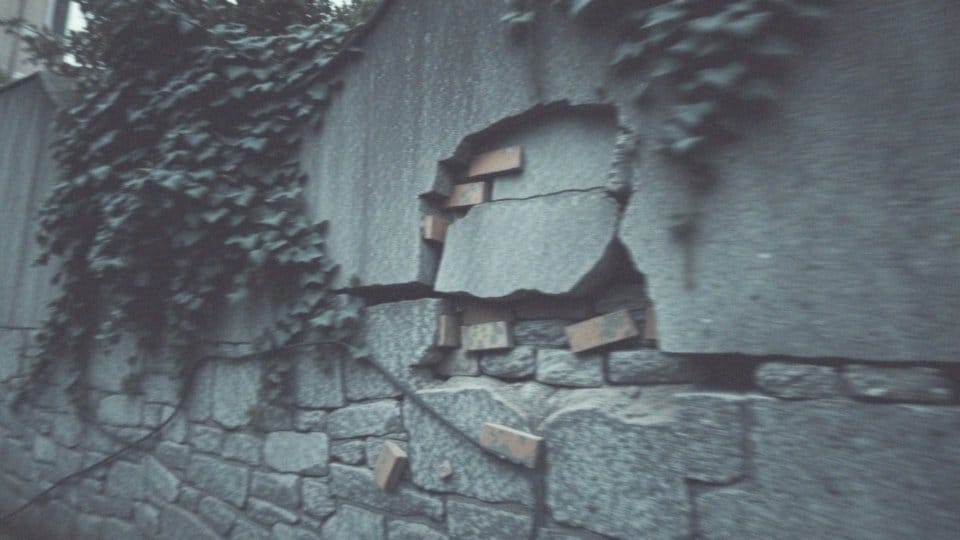 Widzieć jak ktoś spada w senniku – symbolika i znaczenie snu