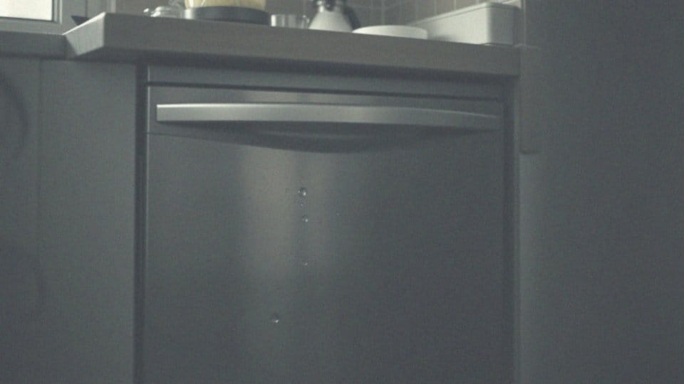 Zmywarka nie kończy programu – przyczyny i skuteczne rozwiązania